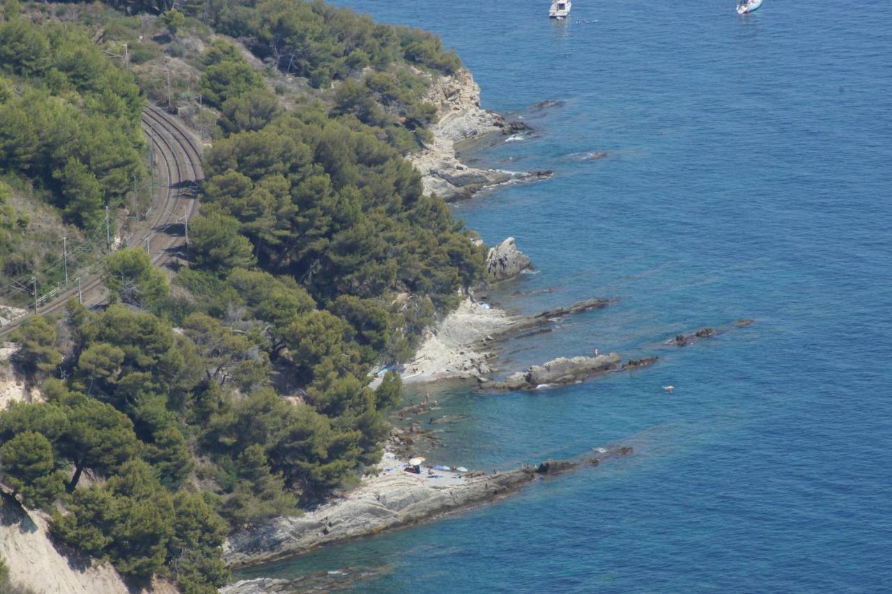 Total Sea View Grimaldi Apartment Ventimiglia Bagian luar foto